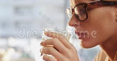 戴眼镜的女人在咖啡馆<strong>喝红茶</strong>